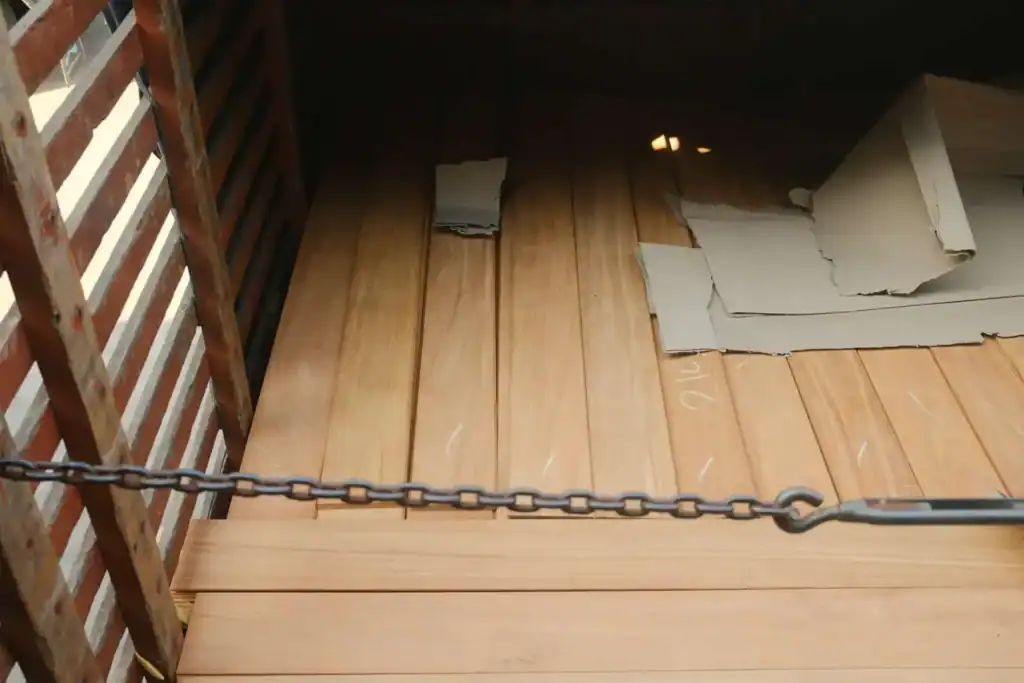 ไม้มะค่าบนรถขนส่ง